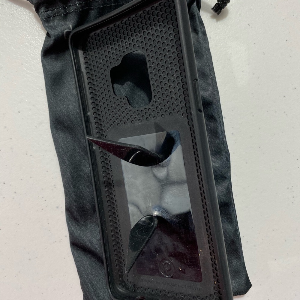 Loopy Case stealthy black matted edition